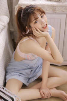 男生和女生在一起玩儿小游戏